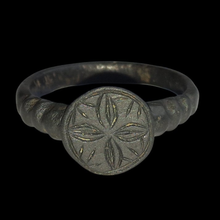 中世紀前期 一枚具有光辉的花卉太阳十字架的青铜戒指。状况极佳。  (沒有保留價) #1.0
