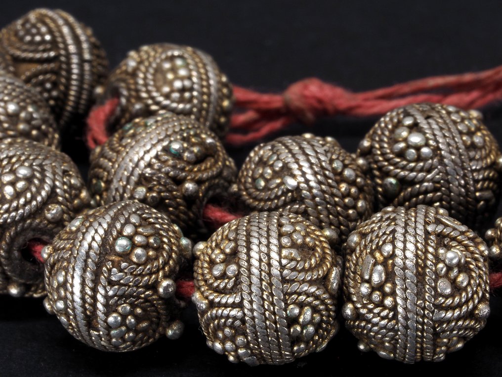 Strand of 12 granulated beads - Silver gilt - Mauritania - first half 20th century #1.0
