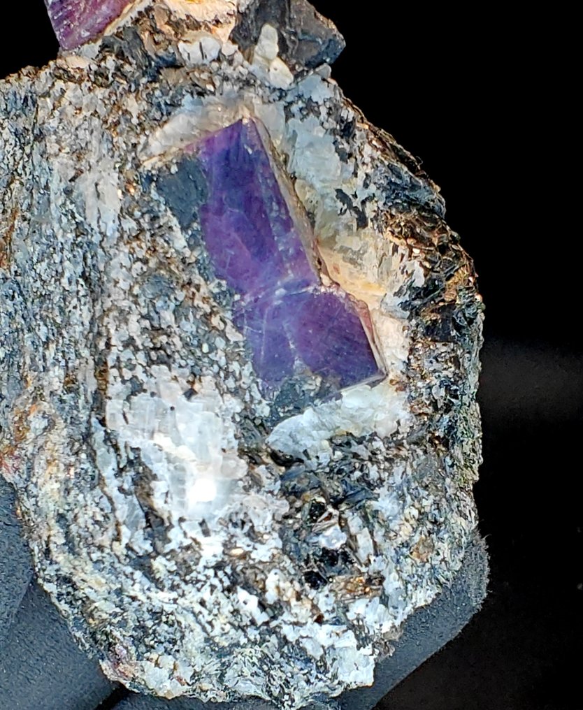 Ζαφείρι με Pleonasto Κρύσταλλοι στη μήτρα - Ύψος: 8 cm - Πλάτος: 6 cm- 355 g #4.3