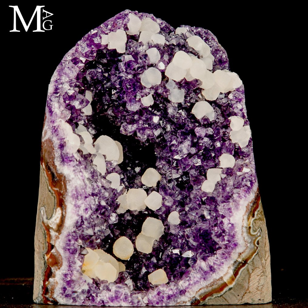 Amethysts Special Collection Speciments Amethyst Geode with Rare Spherical Calcite Formations - Altezza: 180 mm - Larghezza: 140 mm- 4075 g #1.0