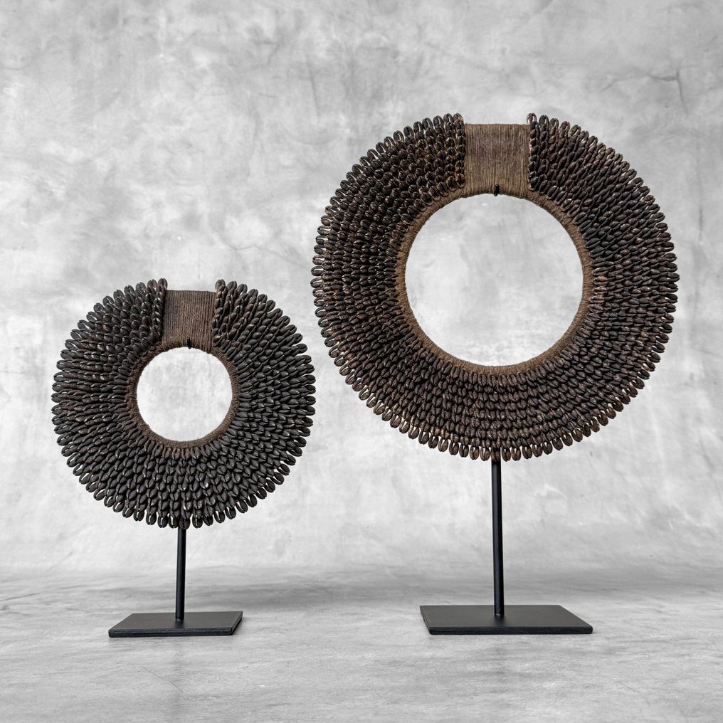 Koriste-esine (2) - NO RESERVE PRICE - Pair of Black/Dark Brown coloured tolai necklaces on custom stands - Papua-Uusi-Guinea #2.1