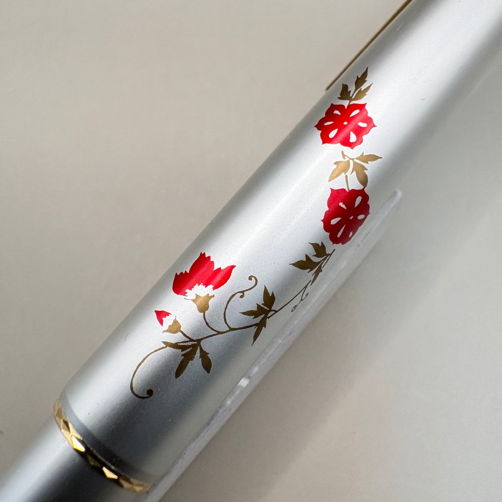 Platinum - Pocket Silver with Red Floral Design - 14K gold nib (Fine) - No Reserve Price - Fountain pen #4.3