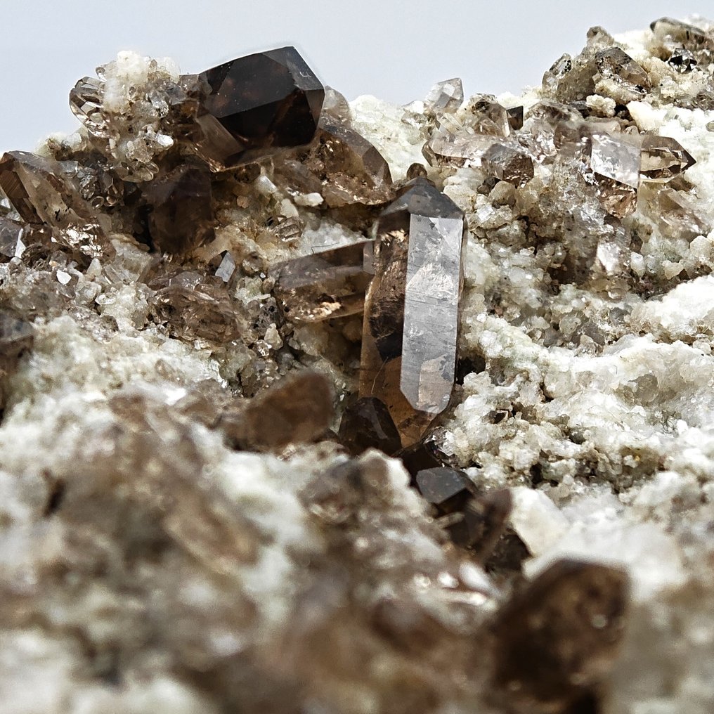 GROSSO, καπνιστό οψιδιανό Άλπινου, Ελβετία! Άριστο χρώμα. Κρύσταλλοι στη μήτρα - Ύψος: 157 mm - Πλάτος: 72 mm- 646 g #3.2