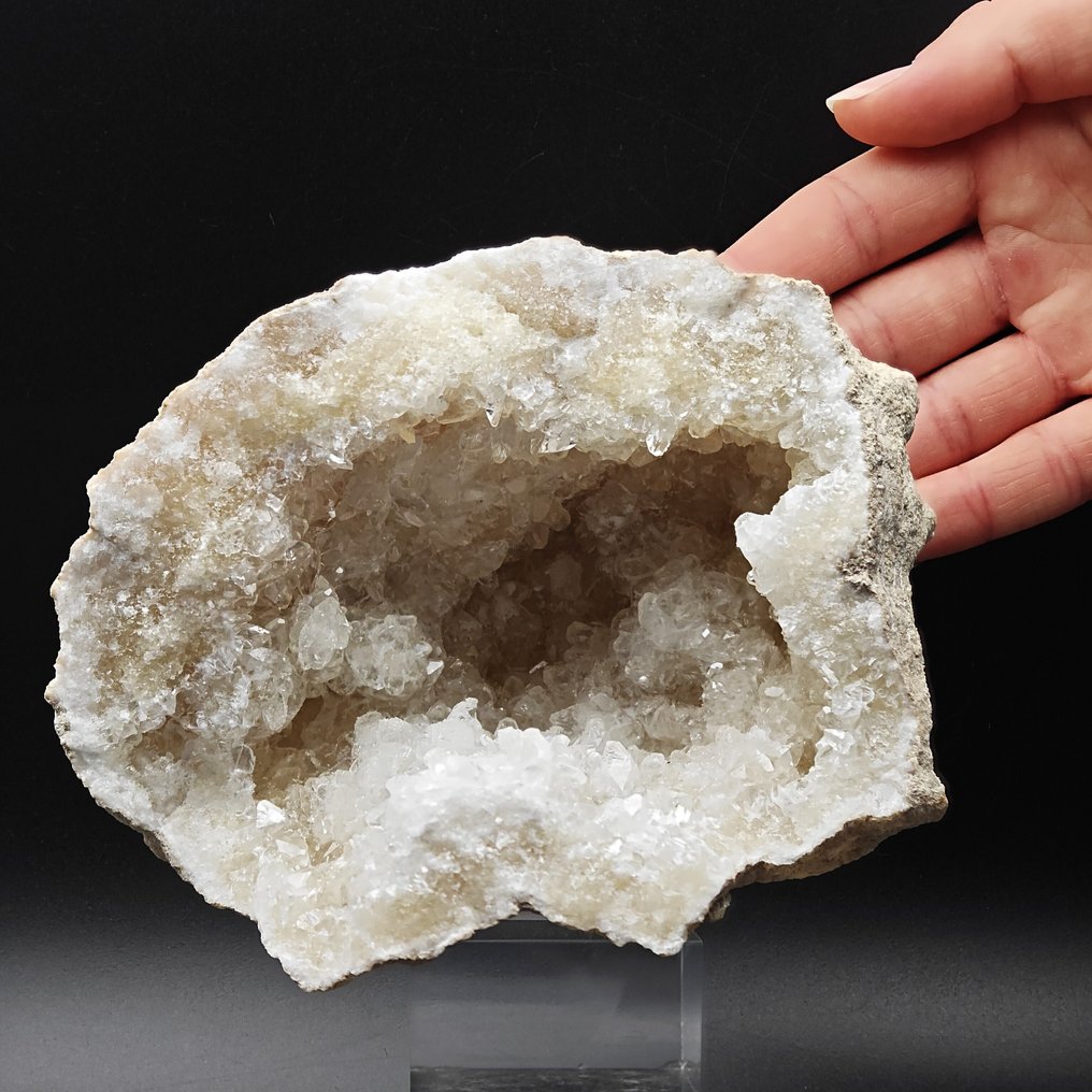 Μεγάλη γεώδης ασβεστολίτης λευκή, λαμπερή, αισθητική. Γαιώδης - Ύψος: 129 mm - Πλάτος: 100 mm- 711 g #1.0