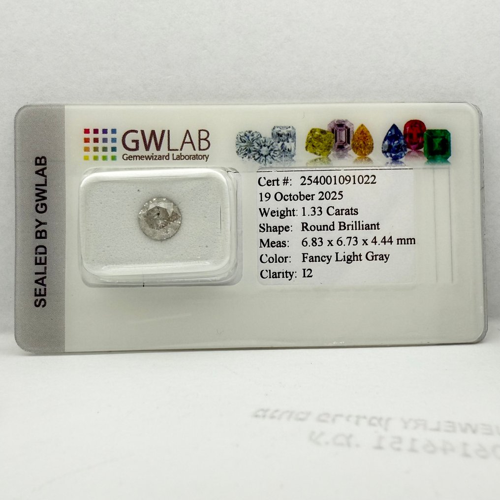 沒有保留價 - 1 pcs 鑽石  (天然彩色)  - 1.33 ct - 圓形 - Fancy light 灰色 - I2 - Gemewizard Gemological Laboratory (GWLab) #3.2