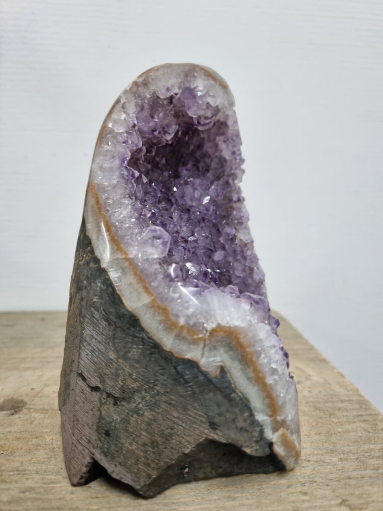 高品质 - 大紫水晶 奢侈品展示架上的集群 - 高度: 127 mm - 宽度: 103 mm- 1100 g #1.0