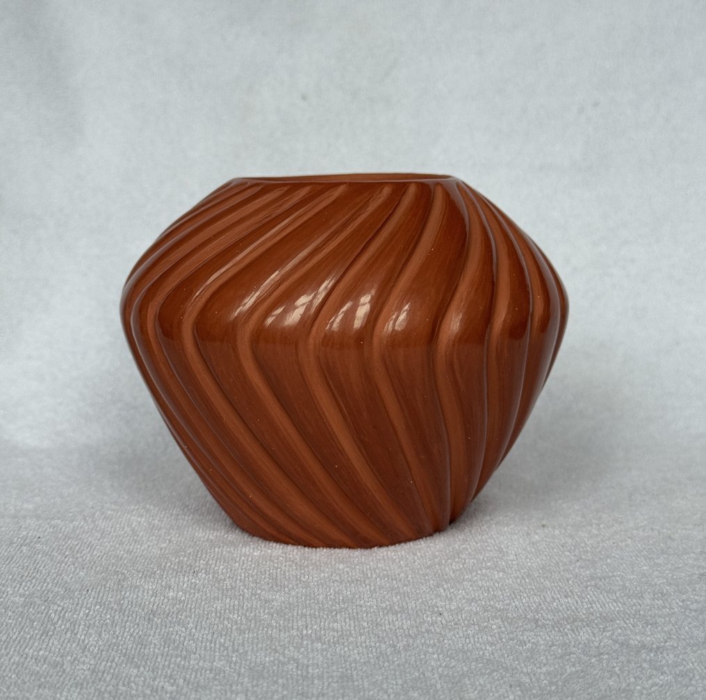 Red pot with a spiral pattern. - Jemez - U.S. #1.0