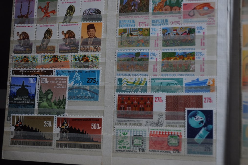 Ινδονησία  - Πωλητήριο με μεταξύ άλλων άλμπουμ, βιβλία αποθέματος, κάρτες εισαγωγής και φακέλους με ποσότητες. #4.3