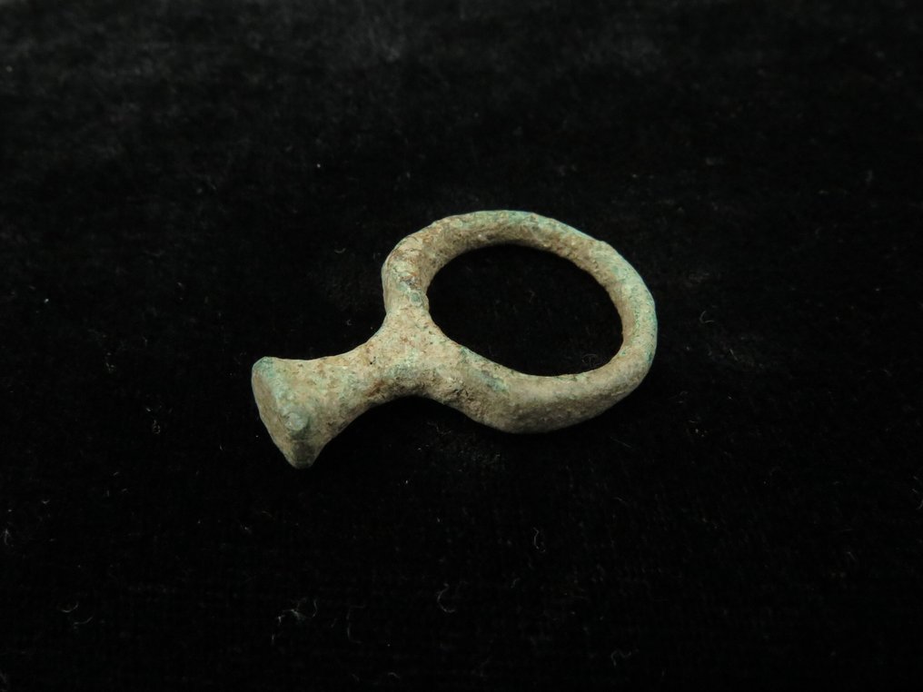 Early medieval Bronze Ring with extended Seal - 16 mm  (No Reserve Price) #4.3