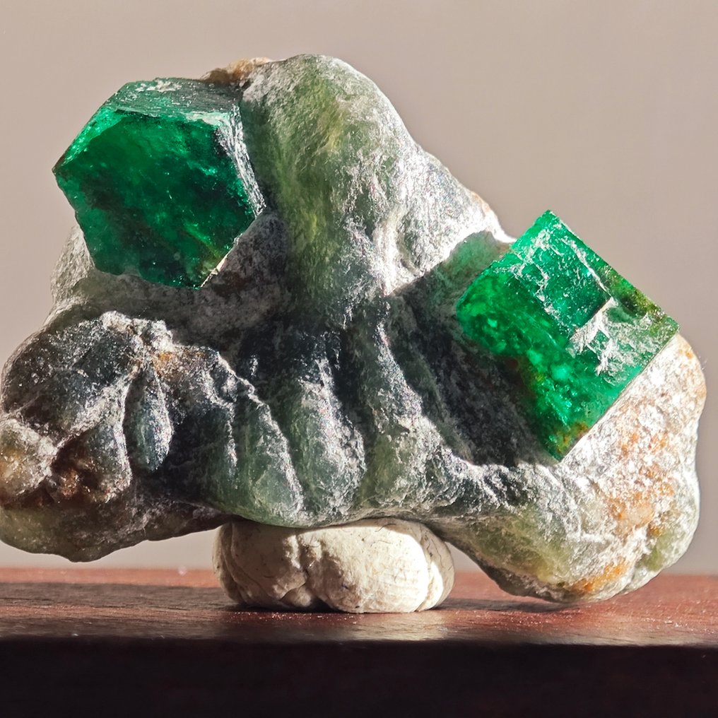 36,9 ct TOP Giftzöld Smaragd Kluster terminált kristályokkal.- 7.39 g #1.0