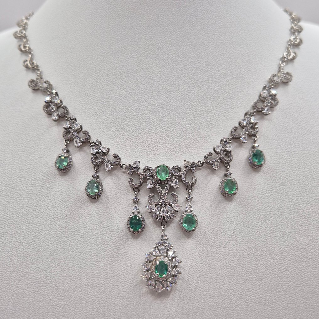 No Reserve Price - Statement necklace Silver, A refined and ornate S925 emerald necklace in an opulent vintage-inspired chandelier design Emerald #1.0