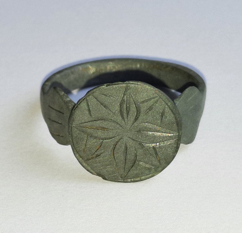 中世纪，十字军时代 青铜戒指，配有光辉的花卉太阳十字架。状态极佳。  (没有保留价) #4.3