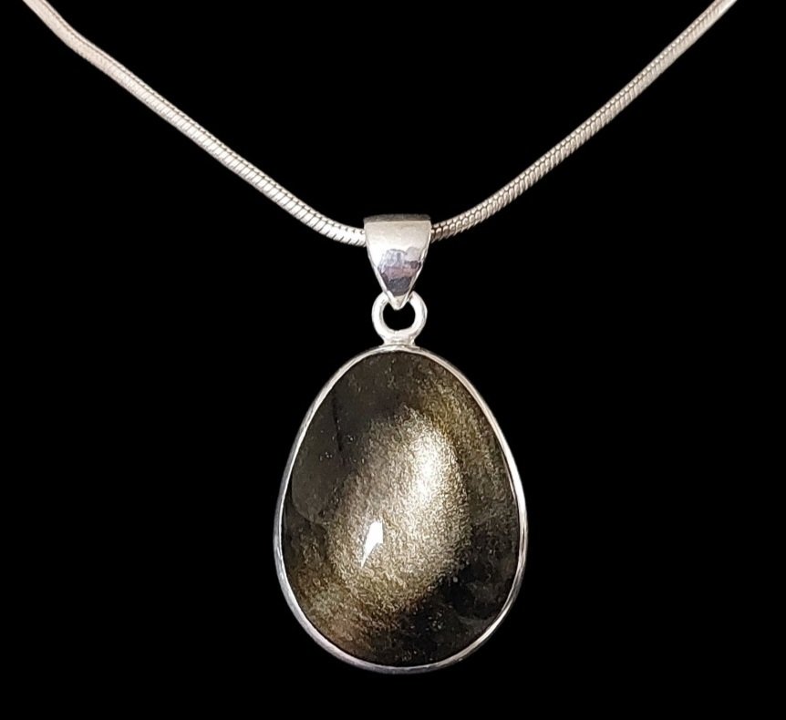 Very luminous golden obsidian. High quality. Untreated natural stone. Set in 925 silver. - Height: 4.2 cm - Width: 2.5 cm- 11 g #2.1