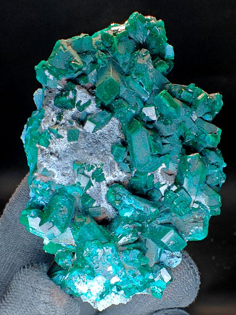Dioptase Crystals on matrix - Height: 7 cm - Width: 6 cm- 105 g #3.2