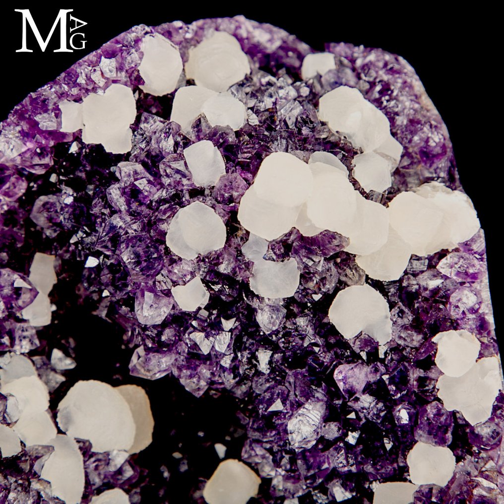 Amethysts Special Collection Speciments Amethyst Geode with Rare Spherical Calcite Formations - Altezza: 180 mm - Larghezza: 140 mm- 4075 g #4.3