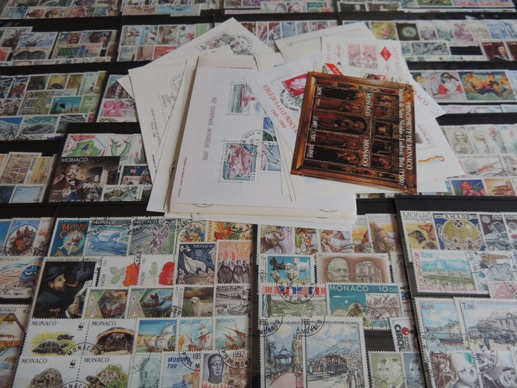 Monaco  - Urval av serier och block i en låda Y&T c/v 1650 €. #1.0