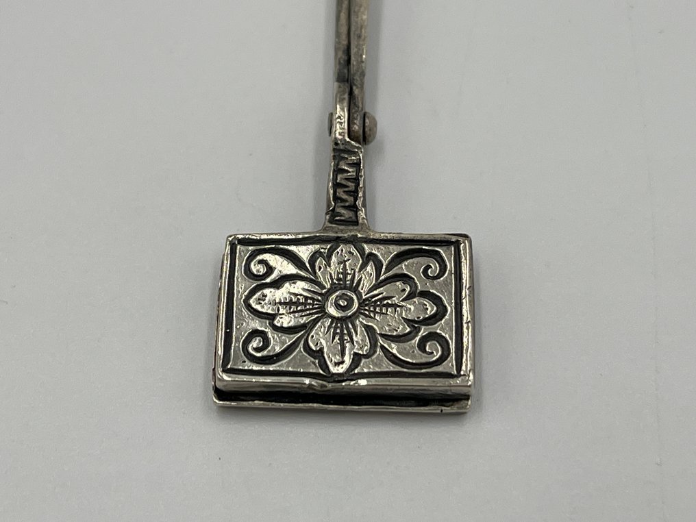 Miniature figure - wafelijzer - .835 silver #4.3