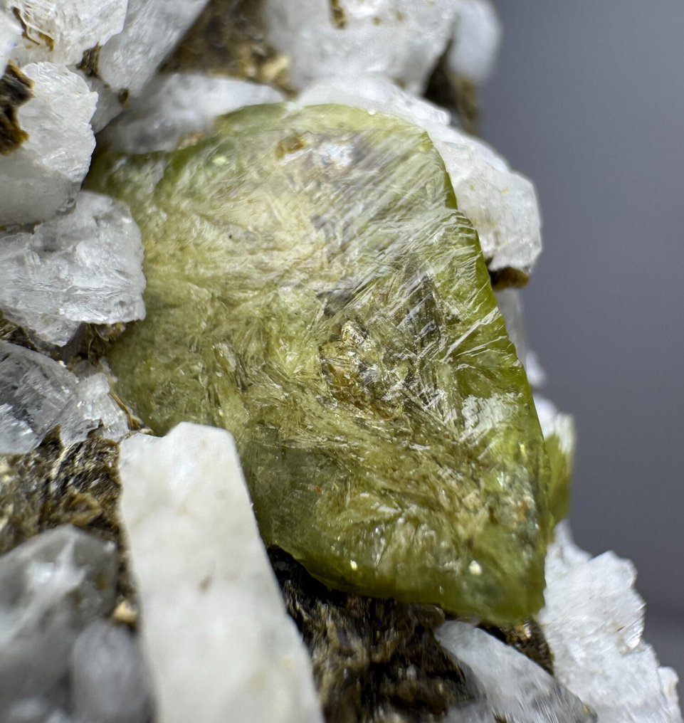 Sphene Crystals - Height: 42 mm - Width: 34 mm- 60 g - (1) #1.0