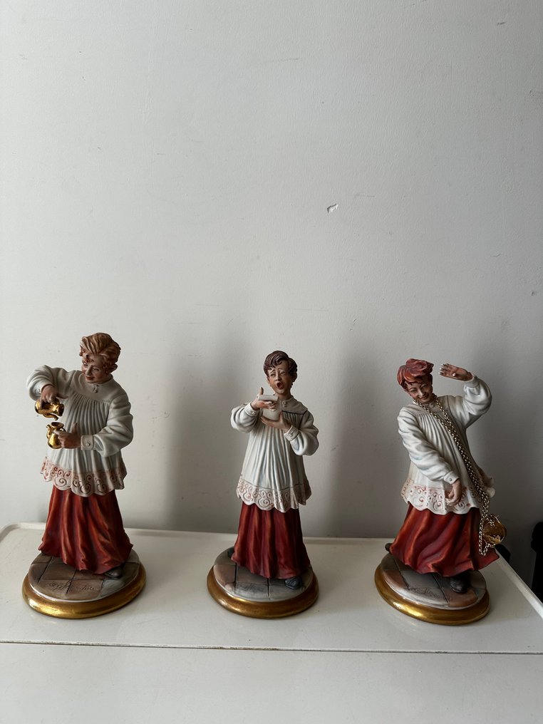 Capodimonte - Enzo Arzenton - Statue, Drie koorknapen - 25 cm - Porcelain #4.3