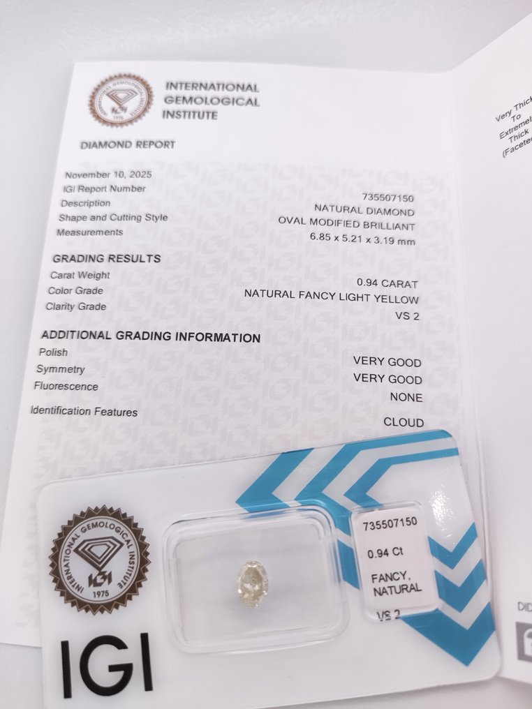 No Reserve Price - 1 pcs Diamond (Natural coloured) - 0.94 ct - Oval - Fancy light Yellow - VS2 - International Gemological Institute (IGI) #3.2
