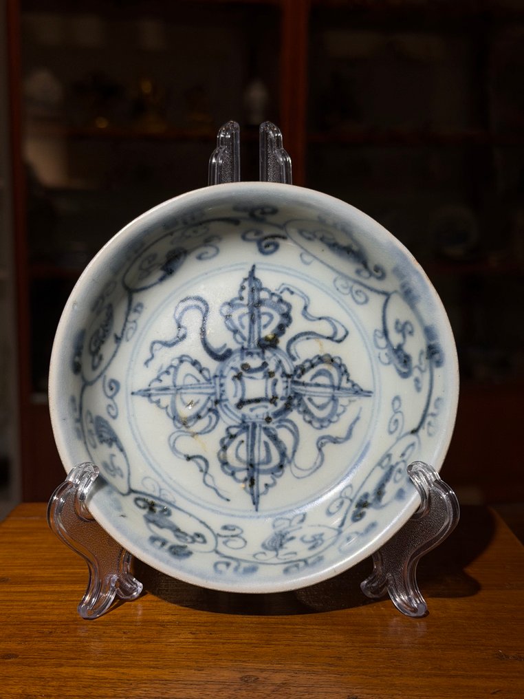 青花缠枝莲十字宝杵纹卧足洗 - 瓷 - 中国 - Ming Dynasty (1368-1644) #1.0