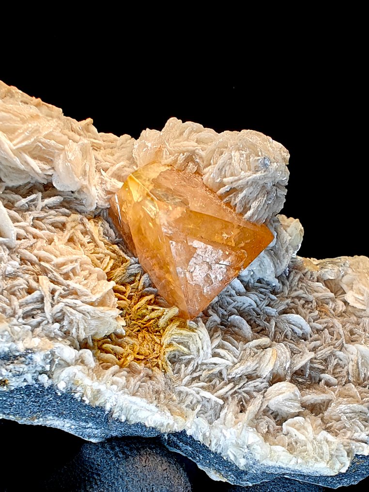 Scheelit Krystaller i indlejring - Højde: 10 cm - Bredde: 7 cm- 318 g #4.3