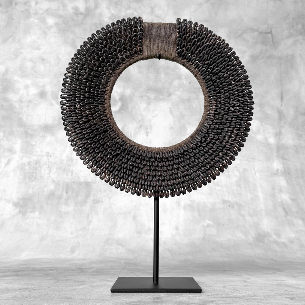 Koriste-esine (2) - NO RESERVE PRICE - Pair of Black/Dark Brown coloured tolai necklaces on custom stands - Papua-Uusi-Guinea #4.3