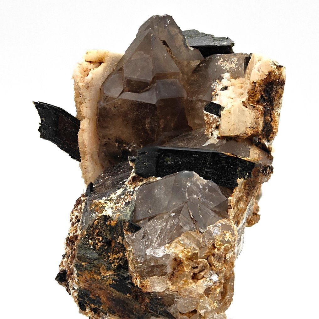 AEGIRINA ενσωματωμένη σε καπνιστό χαλαζία και μικροκλίνο, Μαλαισία. Κρύσταλλοι στη μήτρα - Ύψος: 54 mm - Πλάτος: 52 mm- 89 g #1.0