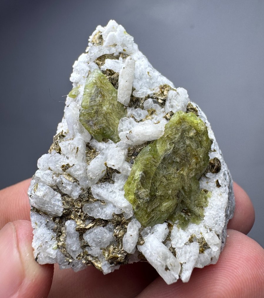 Sphene Crystals - Height: 42 mm - Width: 34 mm- 60 g - (1) #1.0