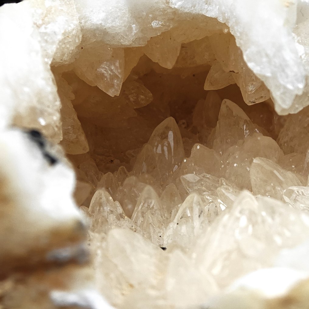 Bianca calcite geode with large crystals, aesthetics. Geode - Height: 101 mm - Width: 83 mm- 319 g #1.0