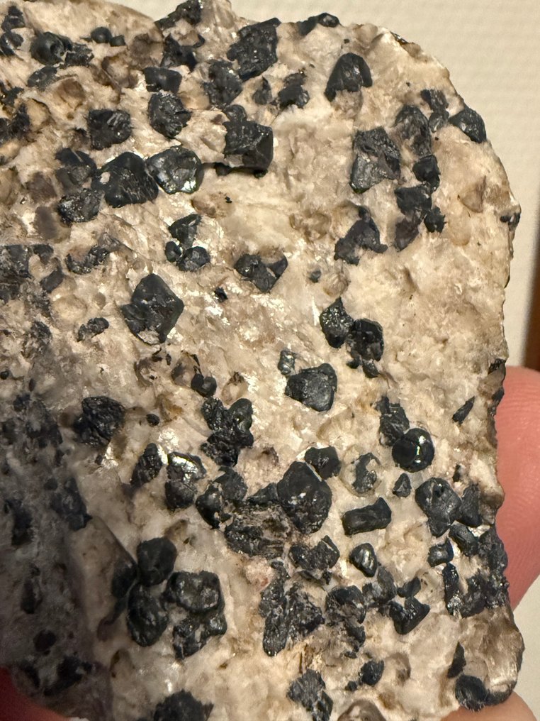 Cristale de franklinite cu willemită strălucitoare și calcit (de asemenea LW) Fluorescent - Înălțime: 6.5 cm - Lățime: 6 cm- 262 g #1.0