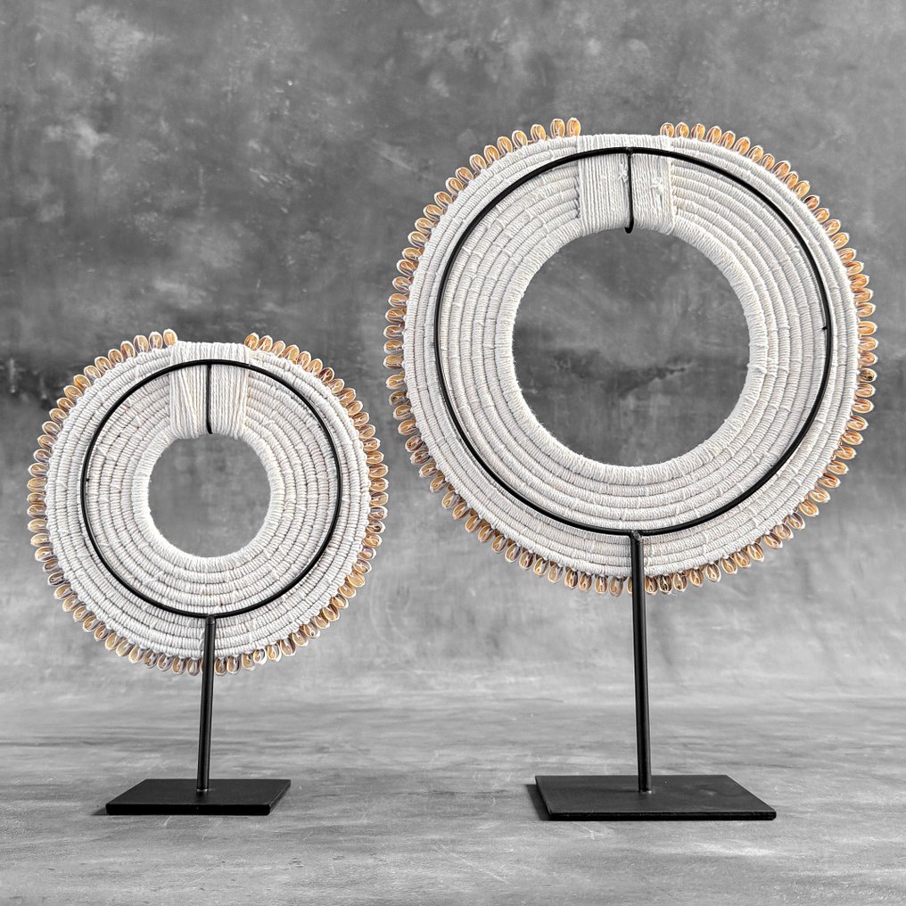 Ornament decorativ (2) - NO RESERVE PRICE - Pair of white coloured tolai necklaces on custom stands - Papua Noua Guinee #1.0