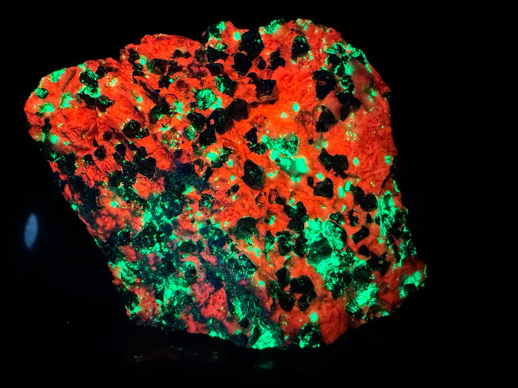 Cristale de franklinite cu willemită strălucitoare și calcit (de asemenea LW) Fluorescent - Înălțime: 6.5 cm - Lățime: 6 cm- 262 g #1.0