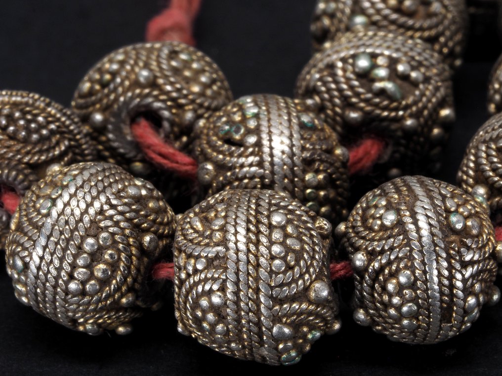 Strand of 12 granulated beads - Silver gilt - Mauritania - first half 20th century #3.2