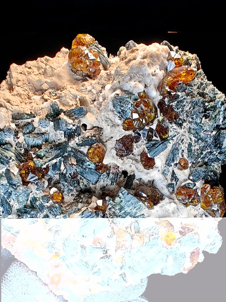 Andradite & Hedembergite Cristales sobre matriz - Altura: 8 cm - Ancho: 8 cm- 152 g #4.3