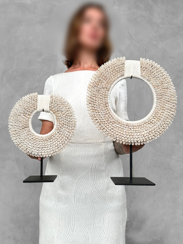 Ornament decorativ (2) - NO RESERVE PRICE - Pair of white coloured tolai necklaces on custom stands - Papua Noua Guinee #1.0