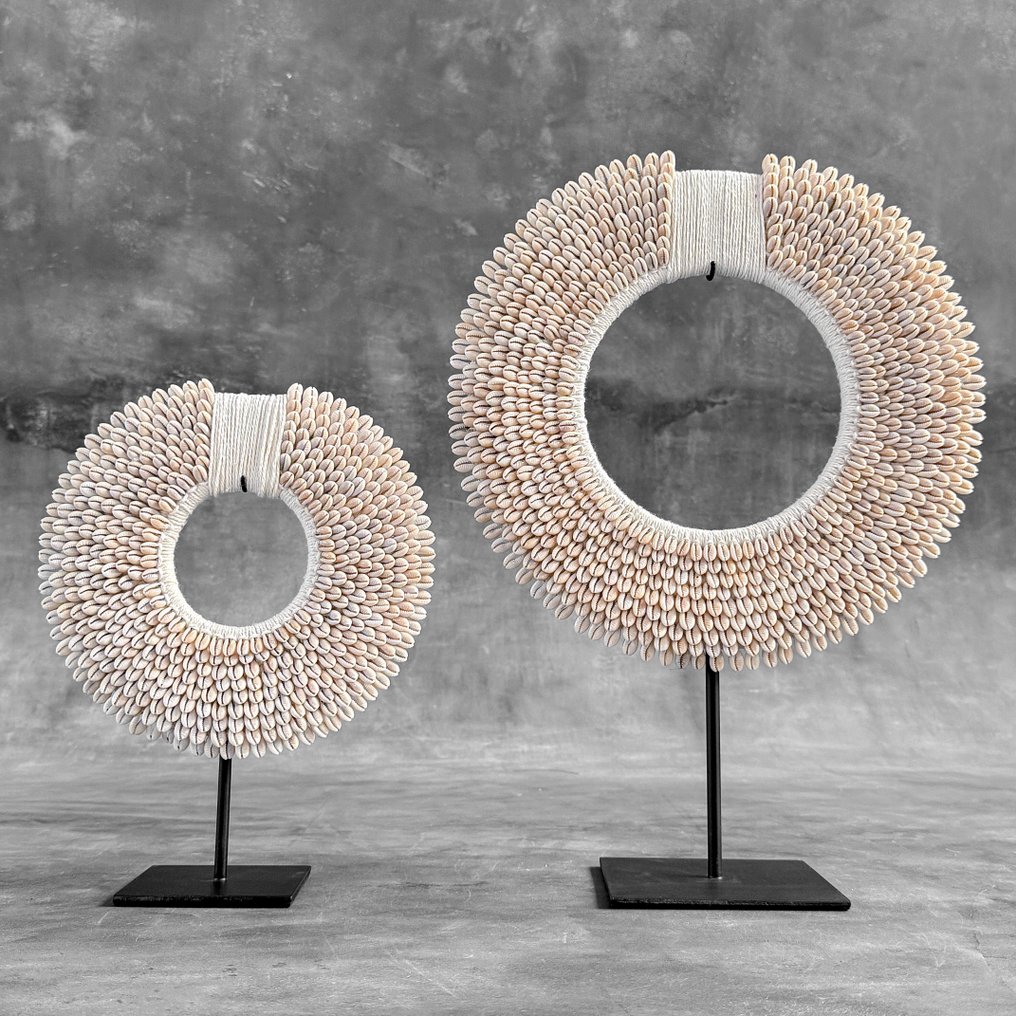 Ornament decorativ (2) - NO RESERVE PRICE - Pair of white coloured tolai necklaces on custom stands - Papua Noua Guinee #2.1