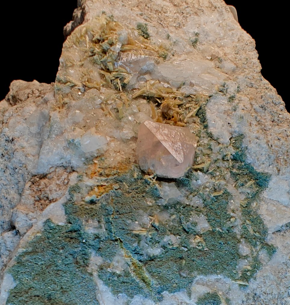 Pink Fluorite & Epidote Beura quarry Crystals on matrix - Height: 6 cm - Width: 6 cm- 276 g #3.2