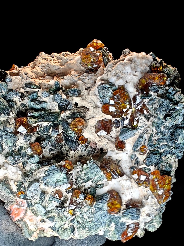 Andradite & Hedembergite Cristales sobre matriz - Altura: 8 cm - Ancho: 8 cm- 152 g #1.0