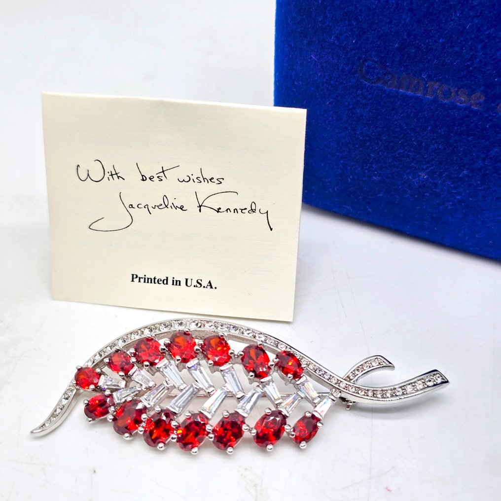 Camrose & Kross - Ο ρουμπί κρύσταλλος φύλλο της Jackie, φορεμένο σε εορταστική εκδήλωση των Χριστουγέννων το 1961. - Καρφίτσα - Διαμάντι κρύσταλλος φύλλο. #1.0