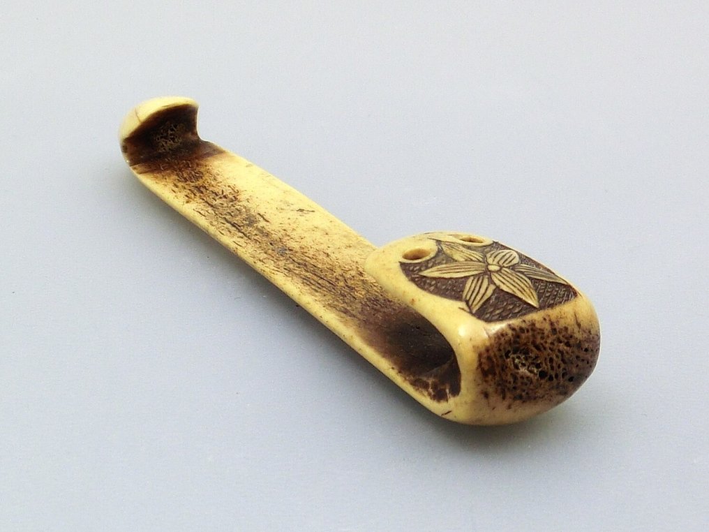 Obihasami Netsuke，正面为花卉设计，背面有三个家族徽章。 - 日本 - Edo Period (1600-1868) #3.2