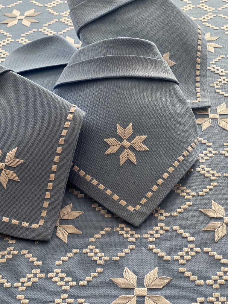 Nappe avec un motif exclusif sur un fond gris. - Nappe - 140 cm - 140 cm #1.0