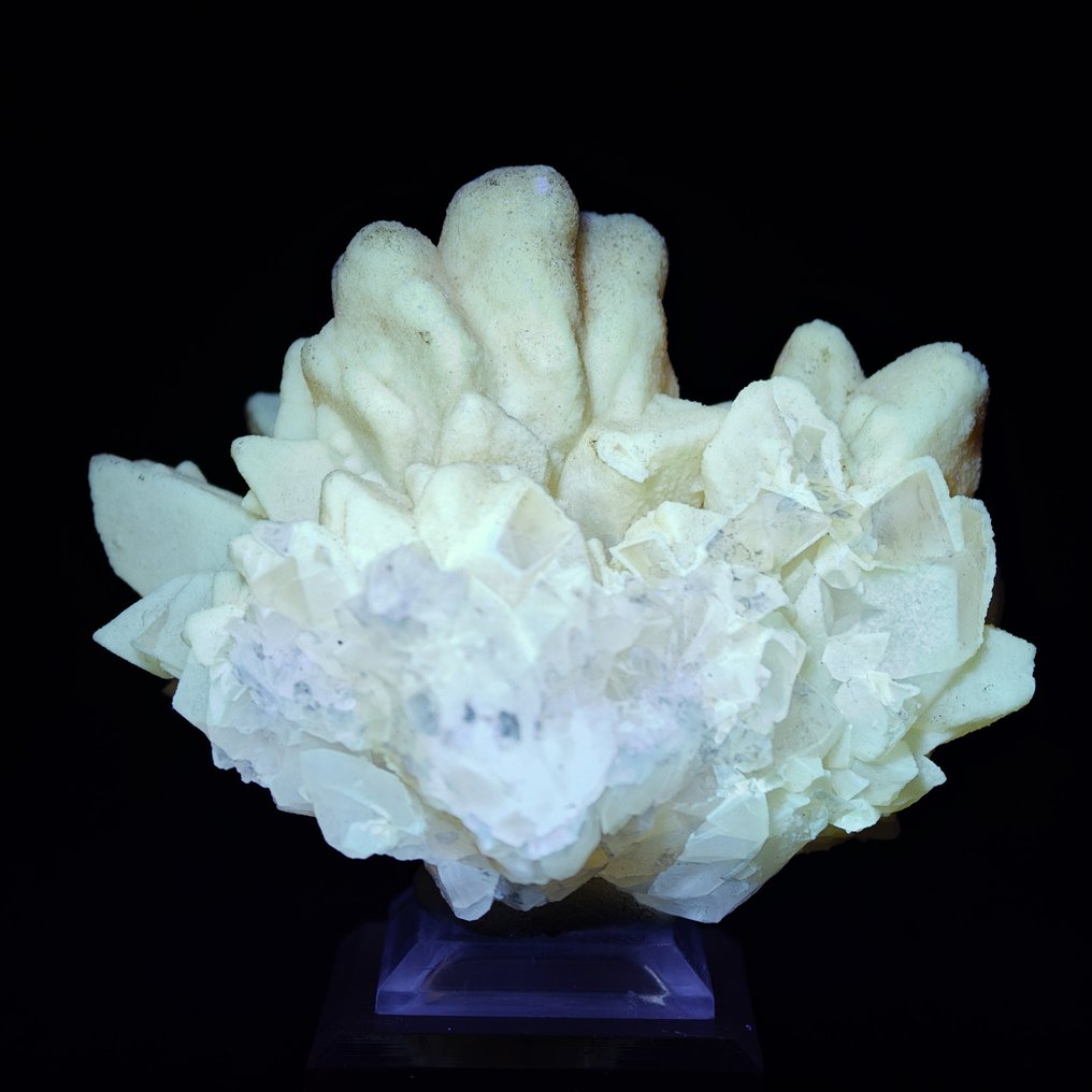 High-fluorescence and phosphorescent calcite alpina, Italy Crystals on matrix - Height: 87 mm - Width: 75 mm- 278 g #4.3