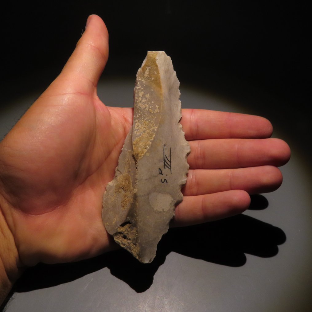 Neolittisk Flint Verktøy. Spiennes, 4500-3500 f.Kr. Høyde 12,5 cm. Spansk importlisens.  (Ingen reservasjonspris) #4.3