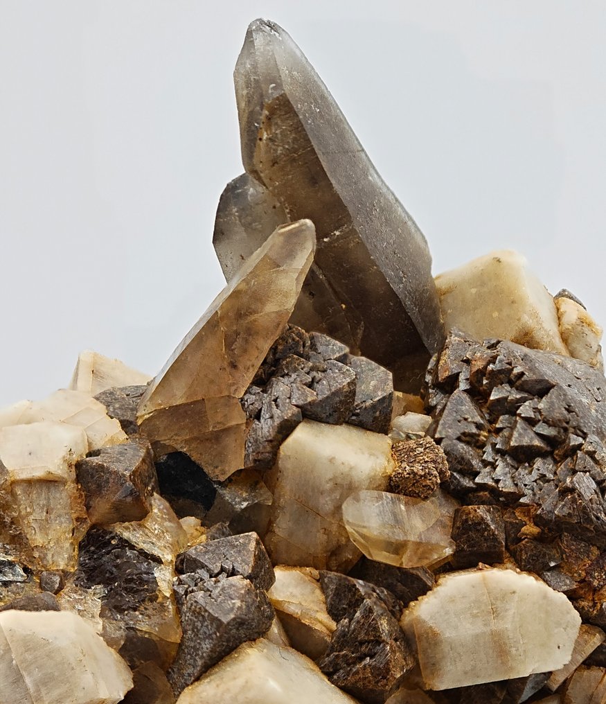 Dozens of zircon stones set in smoky quartz and microclino, Malawi. Crystals on matrix - Height: 149 mm - Width: 84 mm- 532 g #1.0