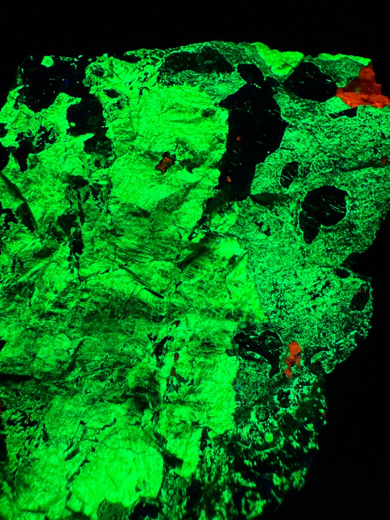 Piesă mare, masivă și strălucitoare de willemit și calcit. Fluorescent - Înălțime: 10 cm - Lățime: 7 cm- 405 g #1.0