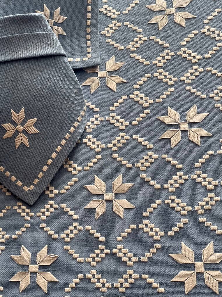 Nappe avec un motif exclusif sur un fond gris. - Nappe - 140 cm - 140 cm #2.1