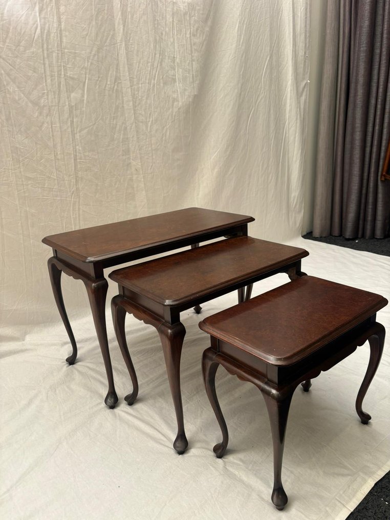 嵌套表 - 华丽的乔治亚风格桃花心木边几套装 - 木 #1.0