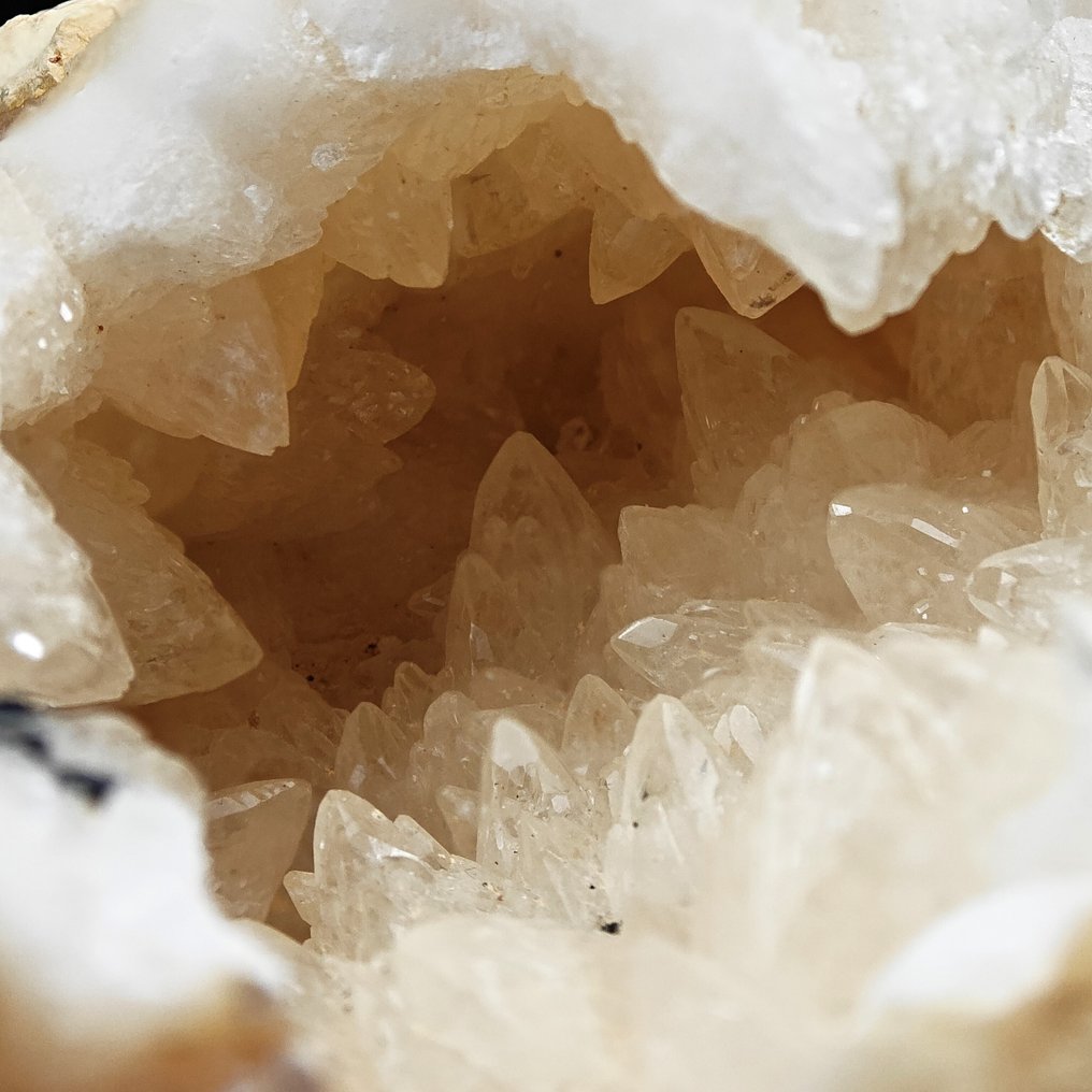 Bianca calcite geode with large crystals, aesthetics. Geode - Height: 101 mm - Width: 83 mm- 319 g #2.1