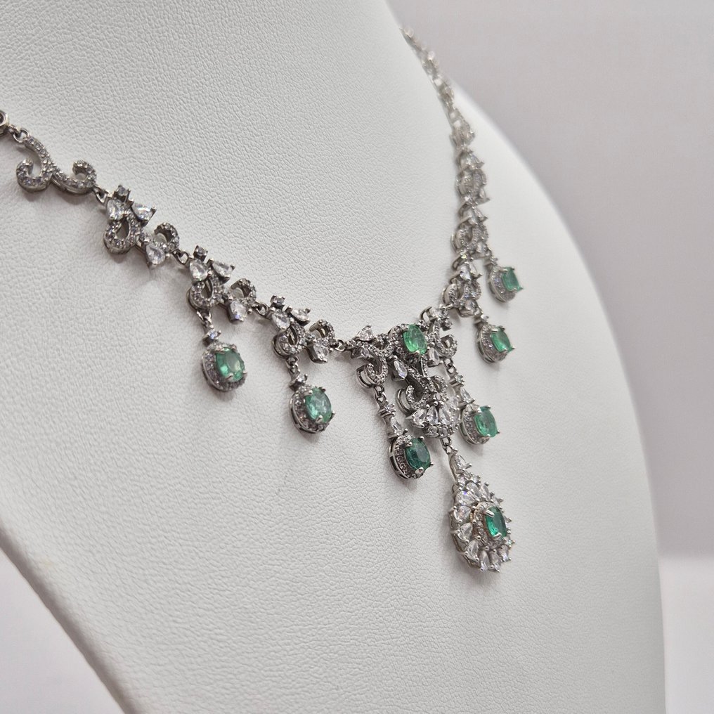 No Reserve Price - Statement necklace Silver, A refined and ornate S925 emerald necklace in an opulent vintage-inspired chandelier design Emerald #1.0